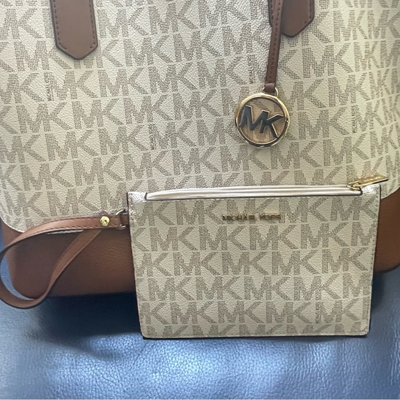 Michael Kors Large Logo Tote Bag - Picture 8 of 10